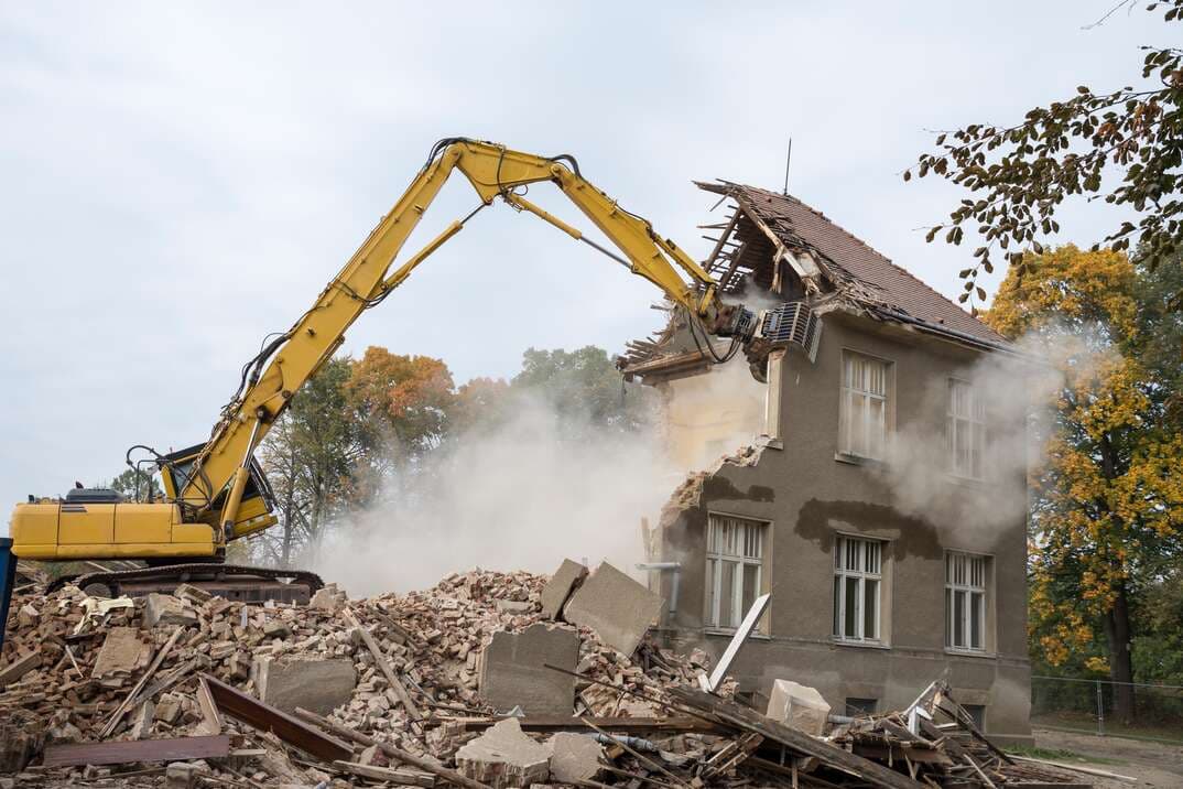 The Hidden Complexity Behind House Demolition: Permits, Notifications, and Site Management